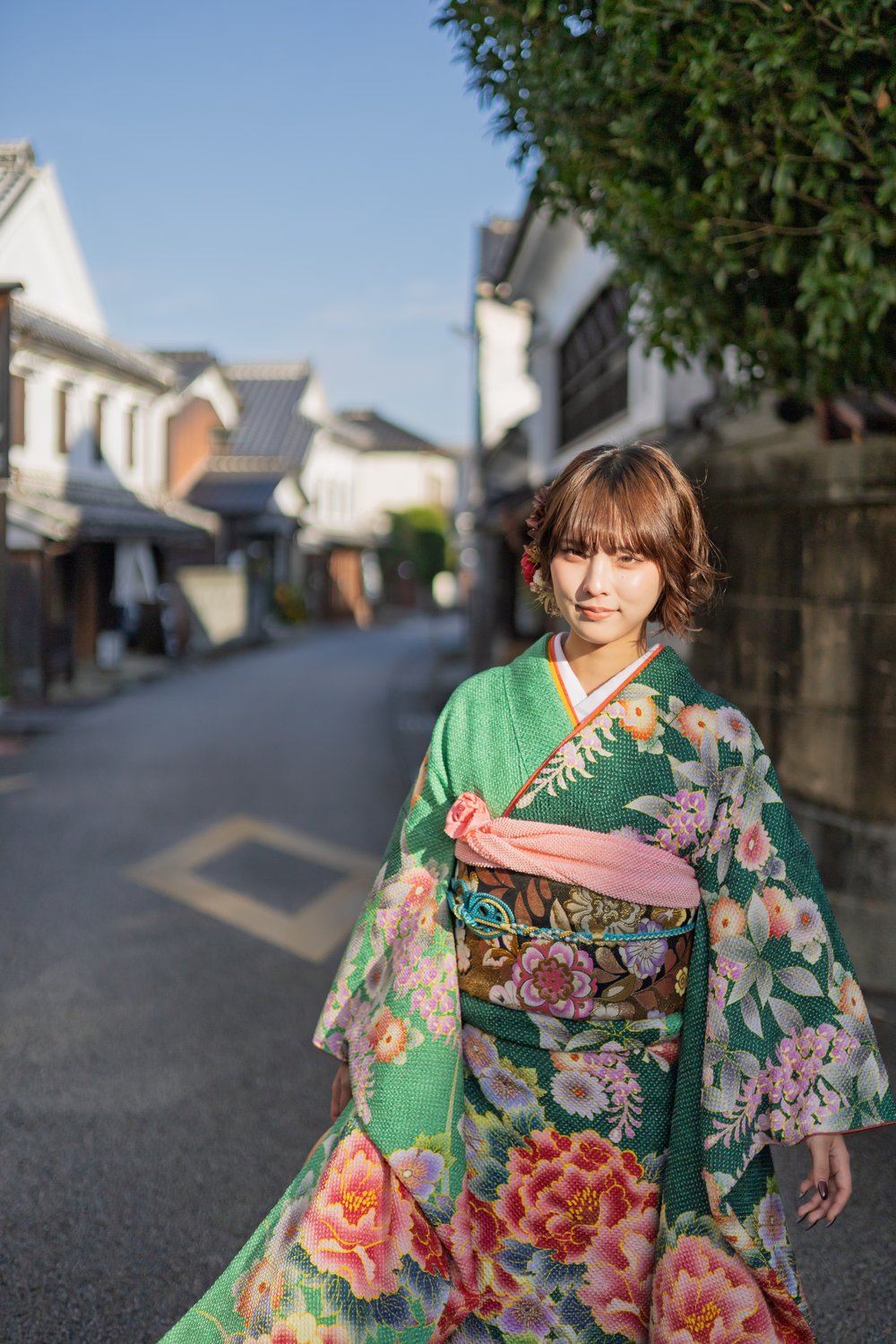 肥前浜宿の街並みを振袖姿で歩くさがすずかさん