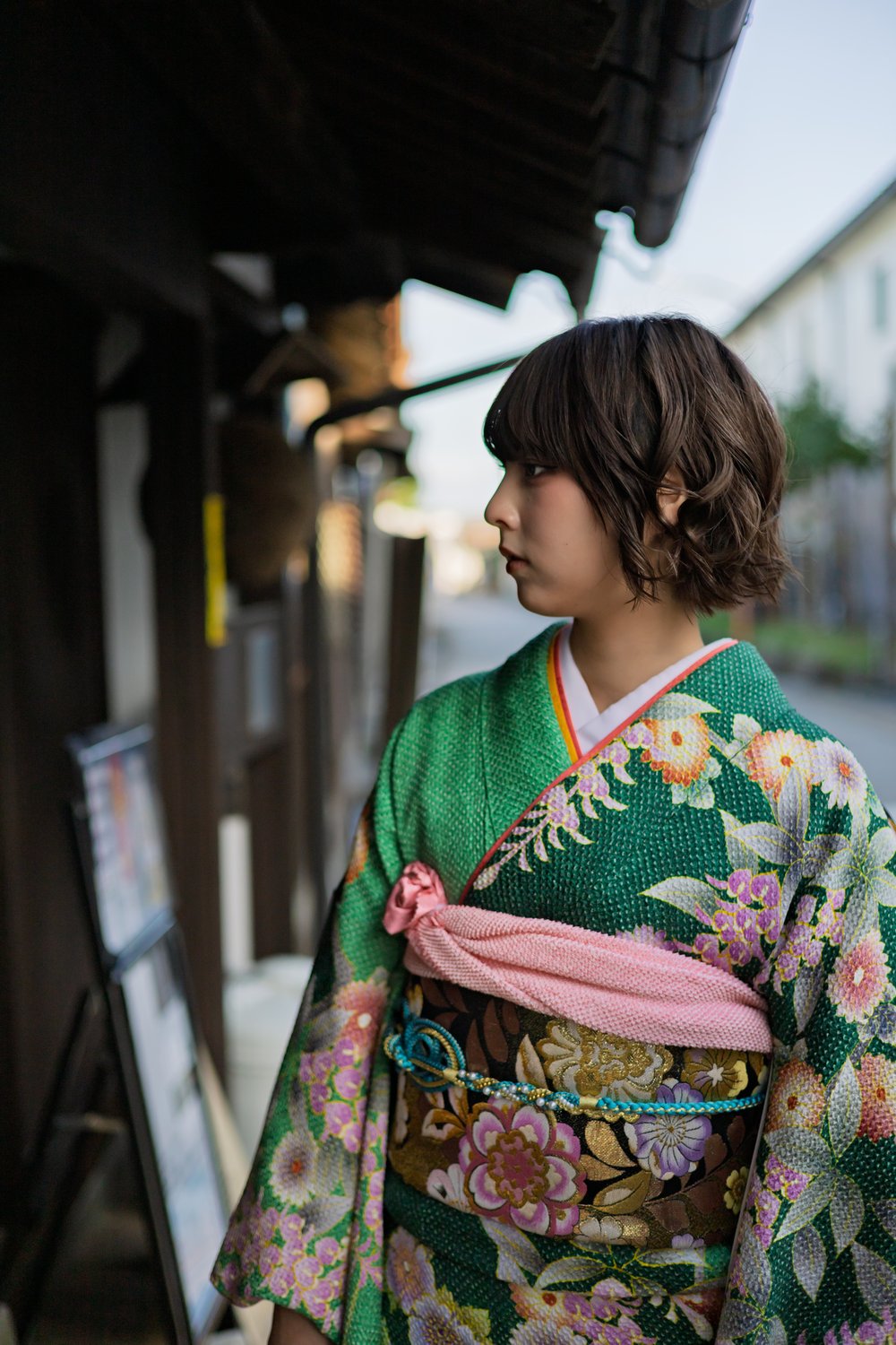酒蔵の軒先で振袖姿のさがすずかさん