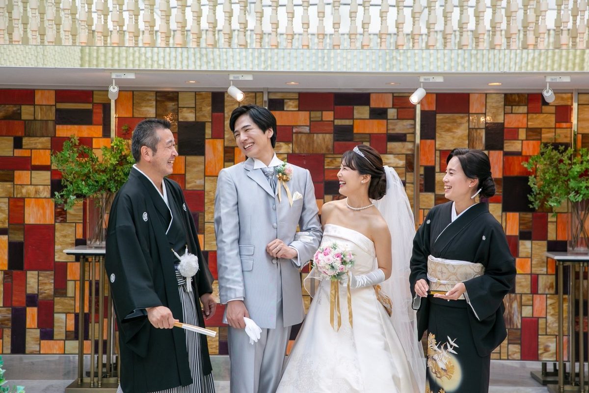 黒留袖の母と新郎新婦のご家族