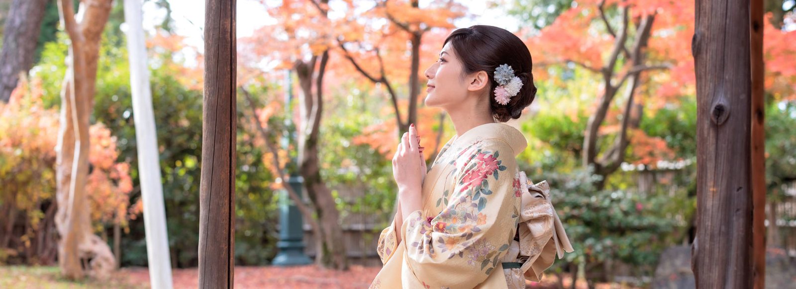 紅葉の庭で振袖姿の女性