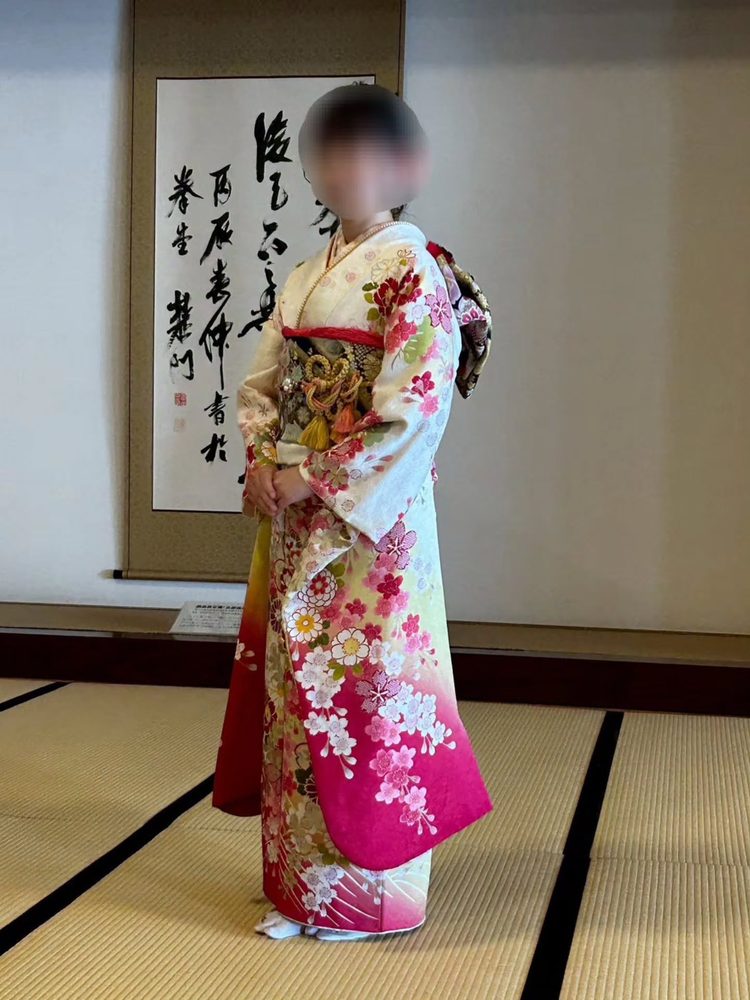 白からピンクへぼかした桜柄の振袖姿のお客様（成人式）