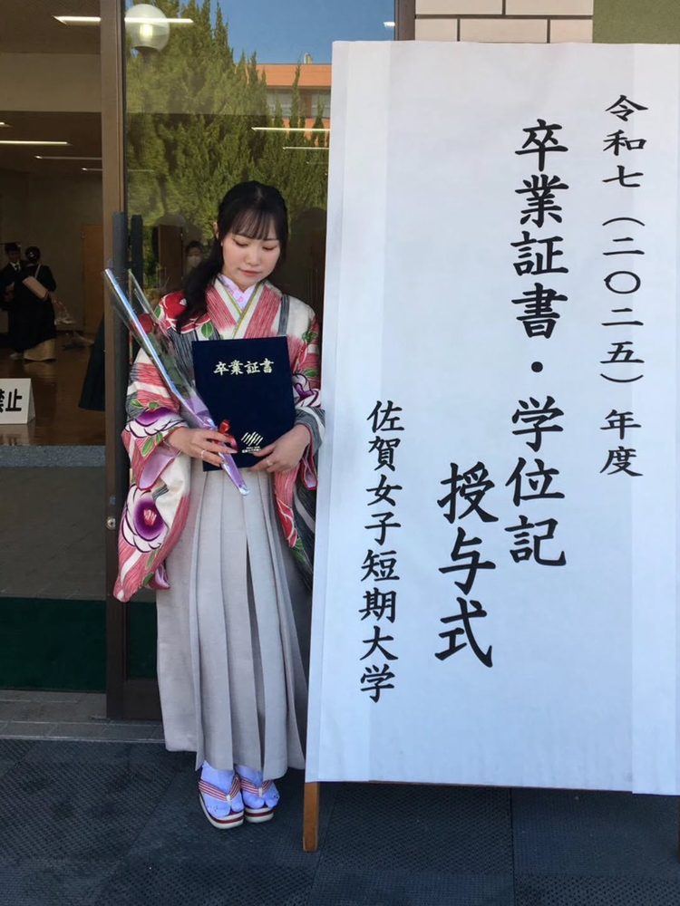白地の二尺袖にベージュの袴のお客様（学位記授与式）
