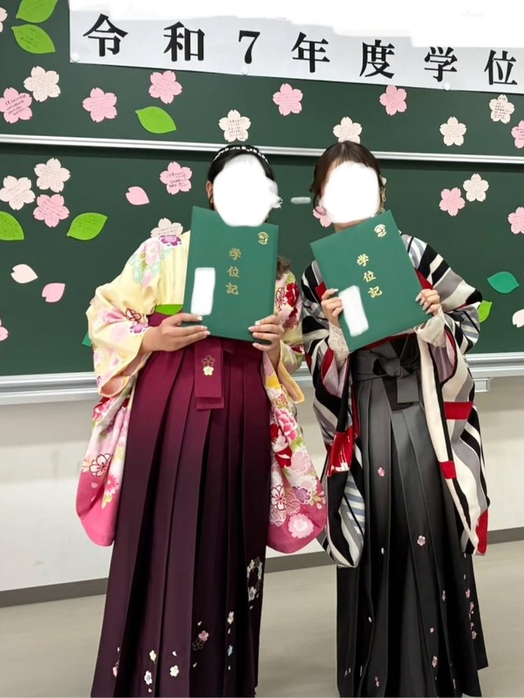 袴姿で学位記を持つお客様おふたり（卒業式）