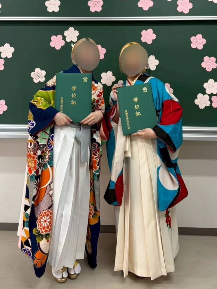 白い袴と生成りの袴のお客様おふたり（学位記授与式）