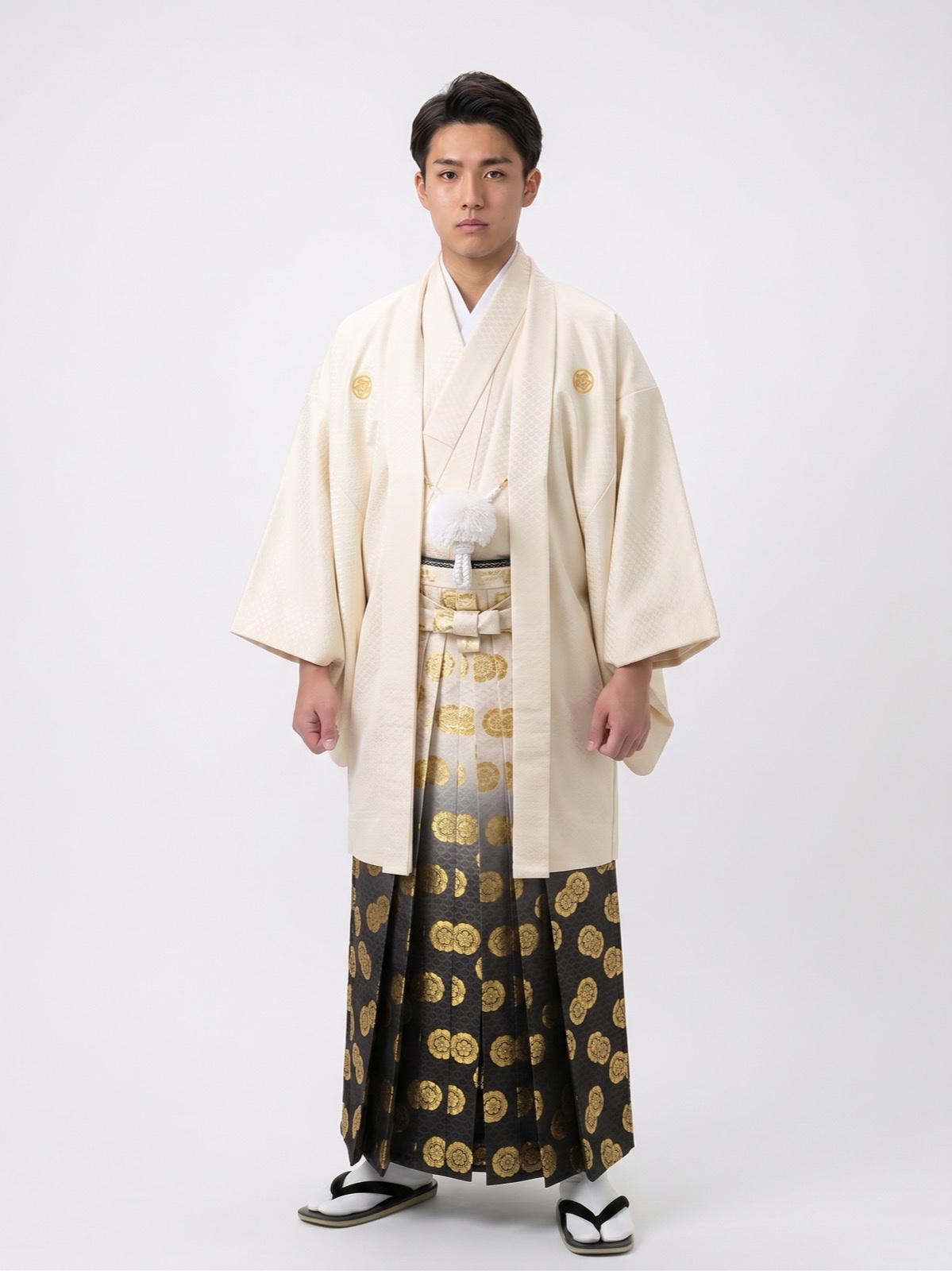 アイボリーの羽織とぼかし金地紋柄の袴