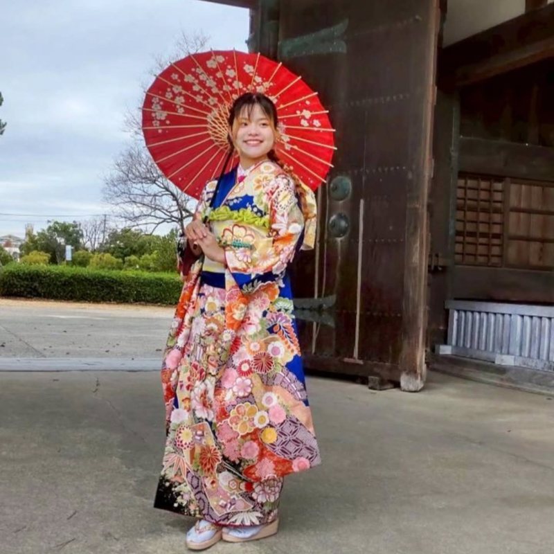 振袖姿で和傘を持つお客様（成人式）