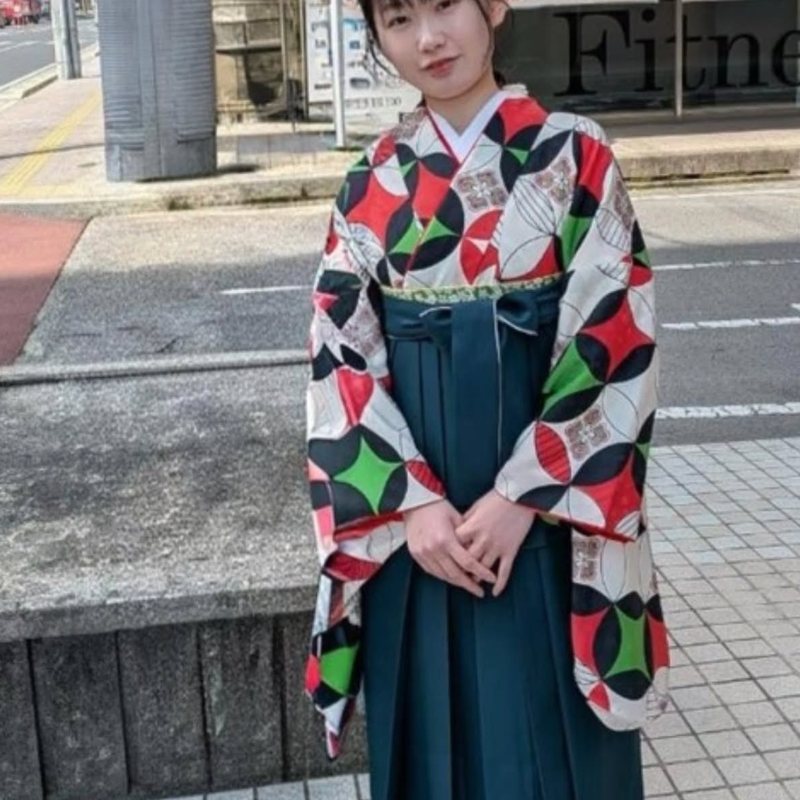 幾何学柄の二尺袖に深緑の袴・ブーツのお客様（卒業式）